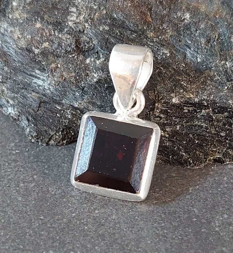 Silver hänge med Granat - kvadratiskt