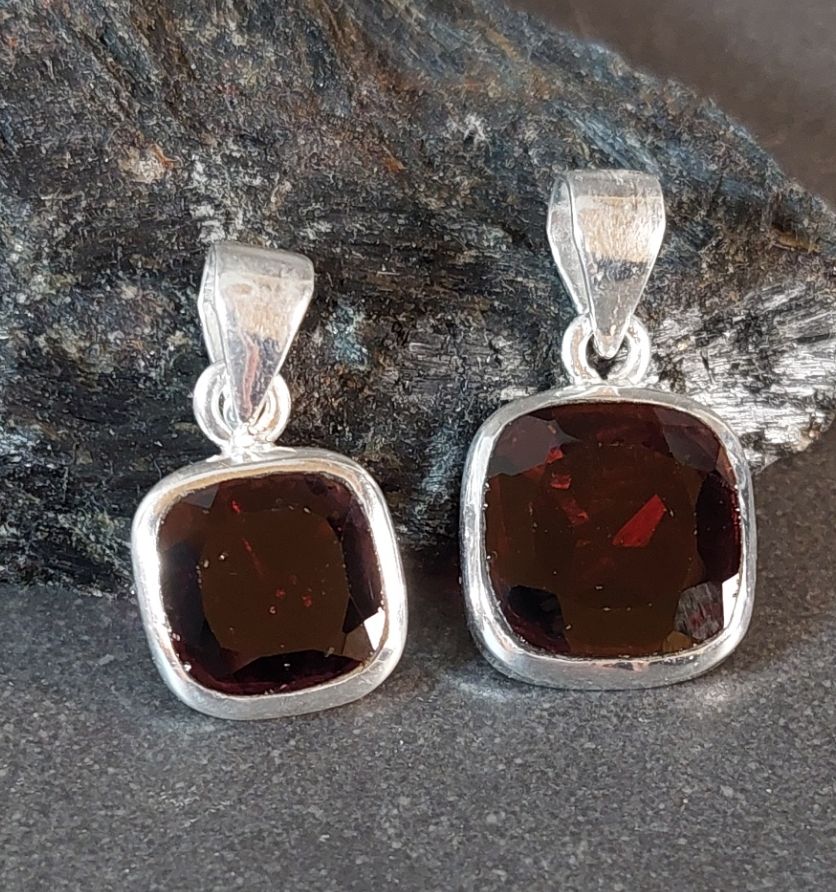 Silver hänge med Granat - rundad kvadrat