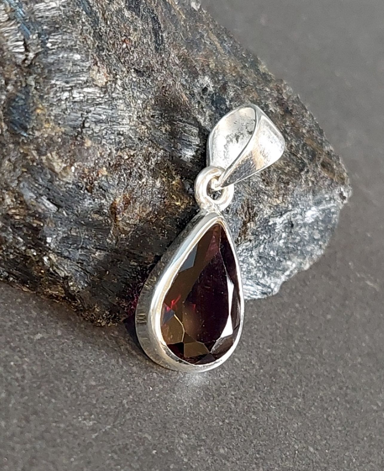 Silver hänge med Granat - Dropp formad - 2