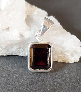Silver hänge med Granat - Rektangulär, rundad 