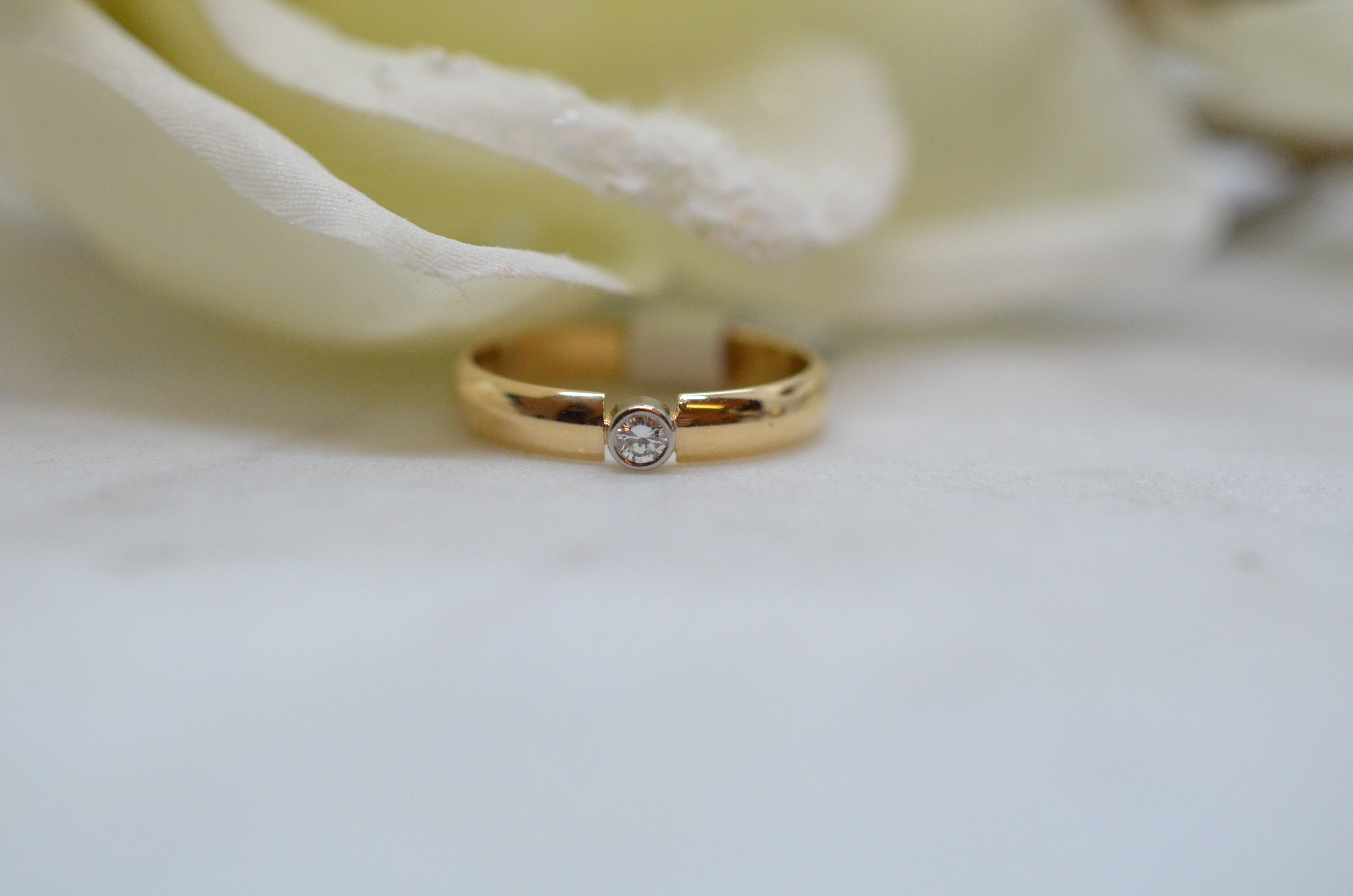 Second Hand 18k diamond ring 0,05 ct