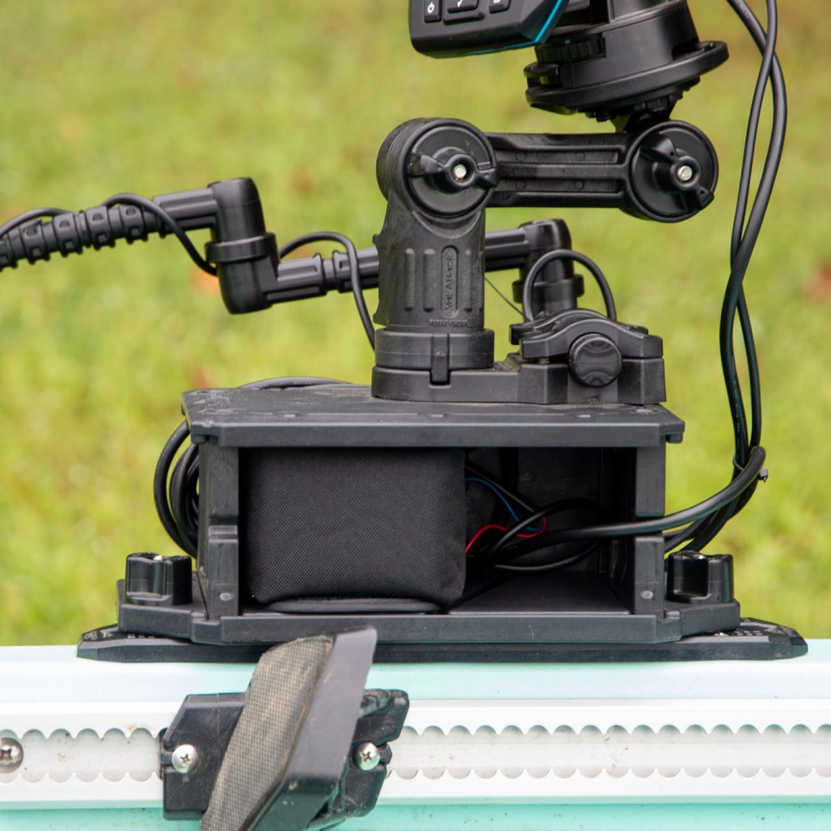 Yakattack 10Ah Battery Power Kit, Lithium-Ionen-Akkupack mit Ladegerät - 2