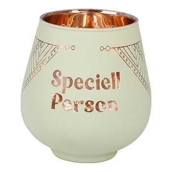 Ljuslykta i spegelglas, Speciell person