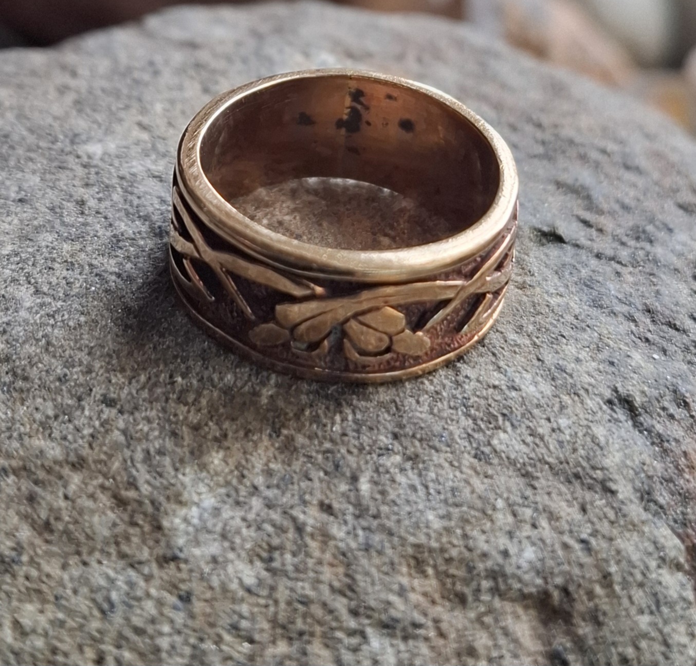 Keltisk/Viking knut bandring med dakhuvud i Brons