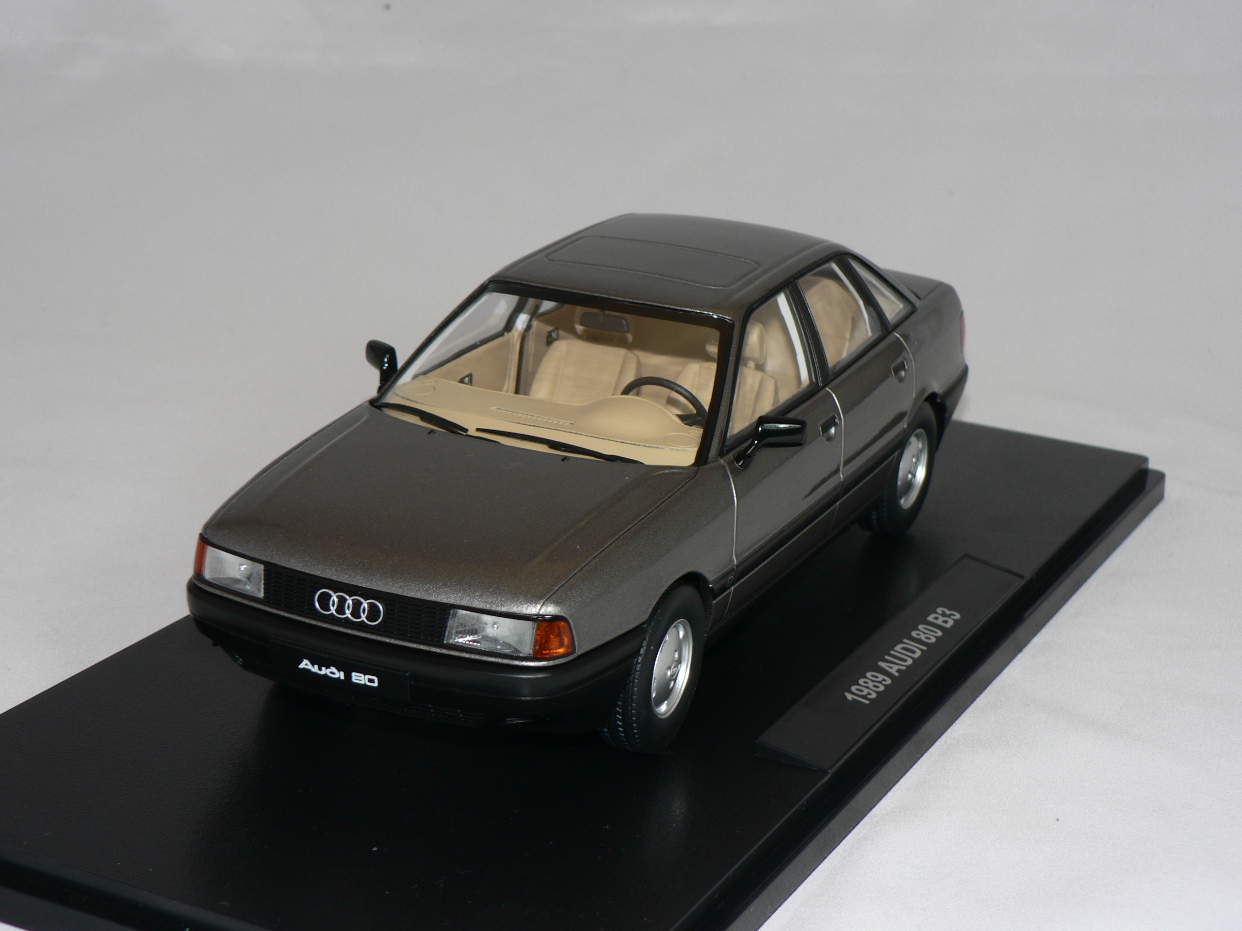Audi 80 B3   1989   1:18  Triple 9