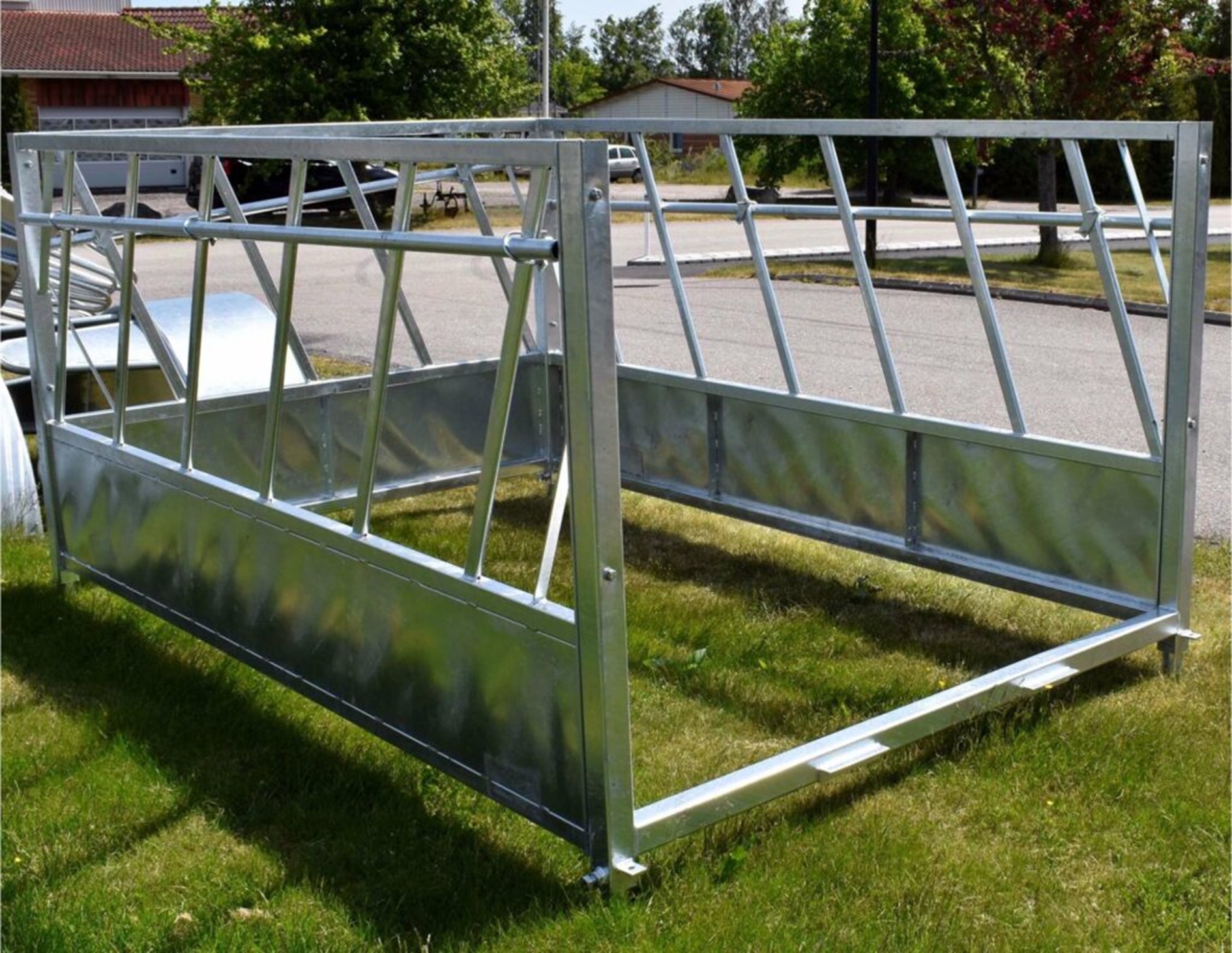 Stationary feed fence 200x300cm hot-dip galvanized max bale size 150x180cm for cattle.