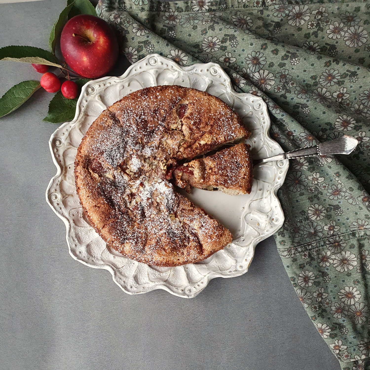 Cakeplate with lace trim rim - 2