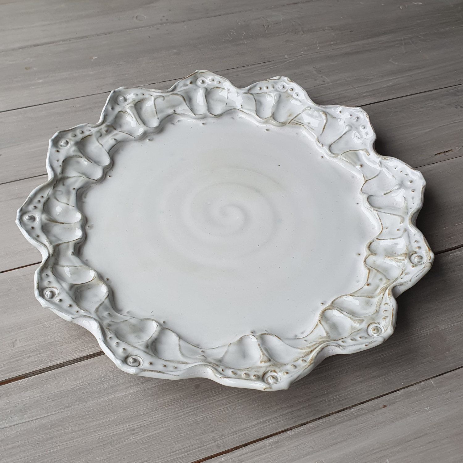 Cakeplate with lace trim rim