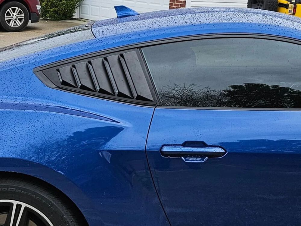 Quarter Window Louvers - Blank svart (MUSTANG 24-25) - 2