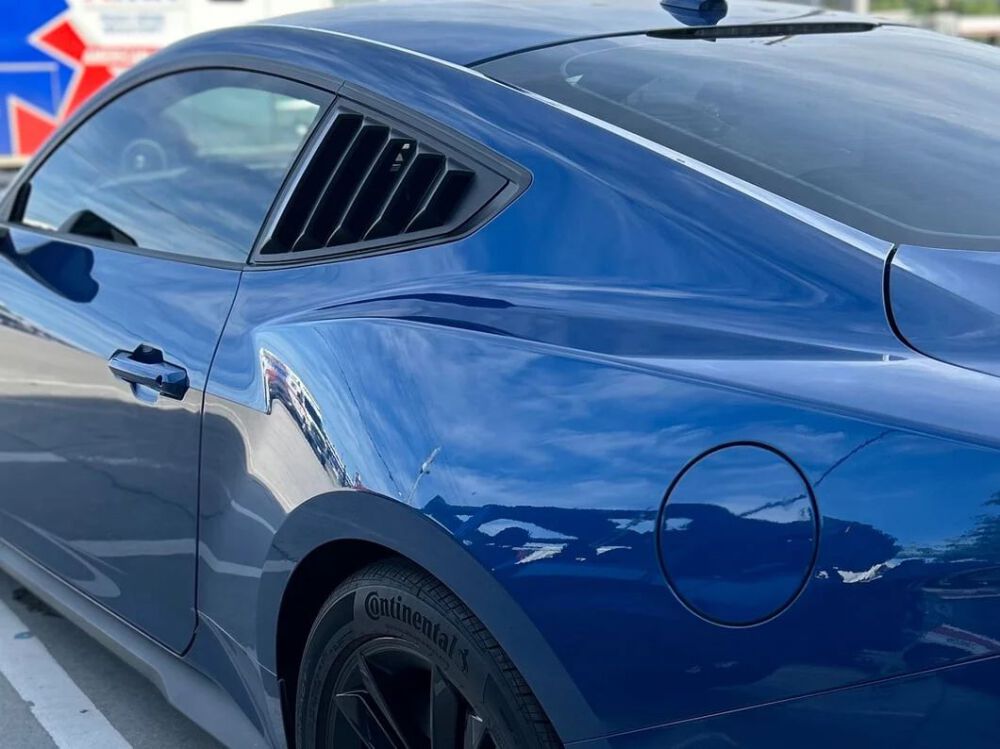 Quarter Window Louvers - Blank svart (MUSTANG 24-25)