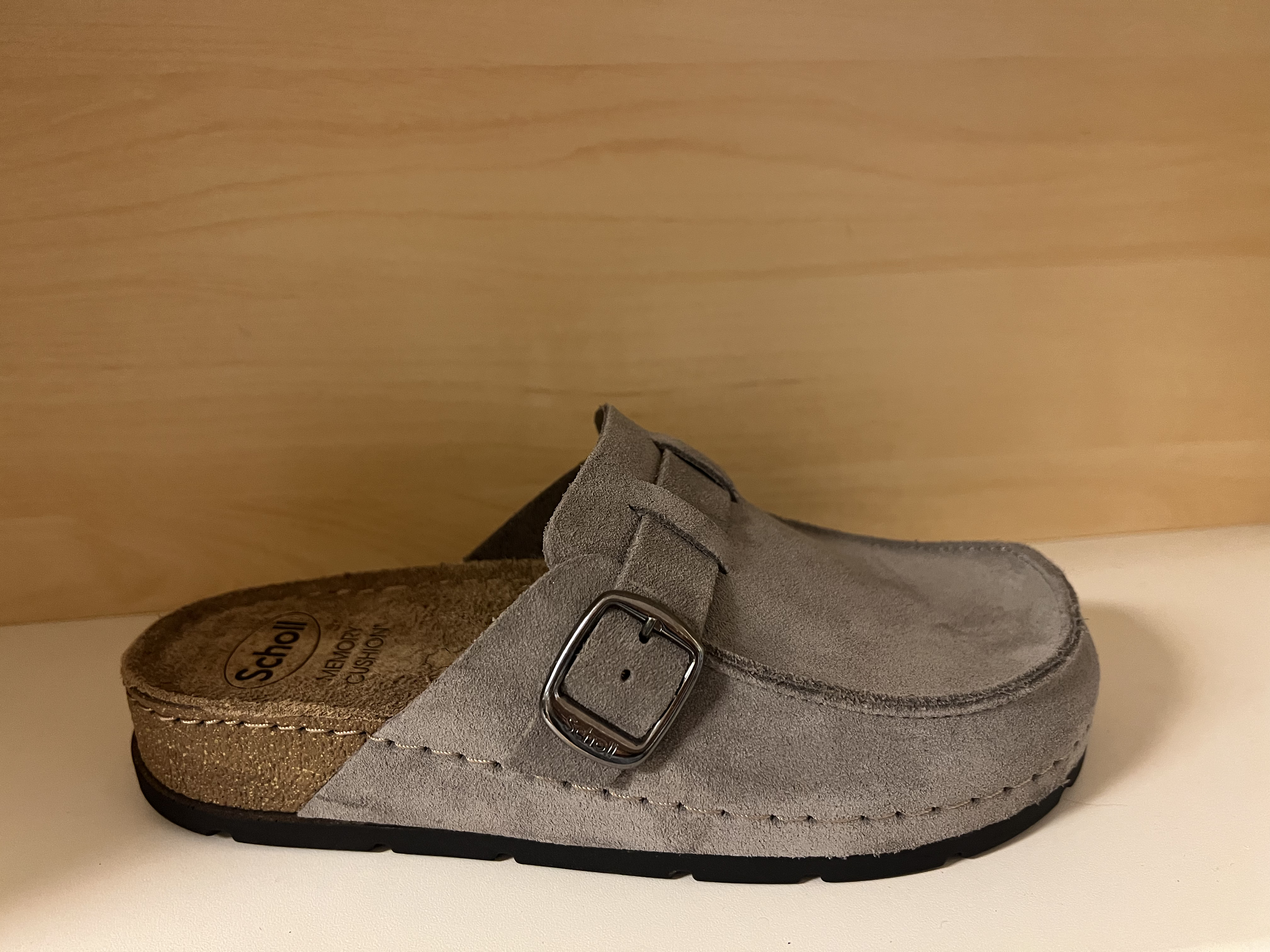 Scholl-Damtoffel med Memory Cushion innersula i skinn. Kardborrbandöver vristen. Ljusgrå nubuck-skinn.