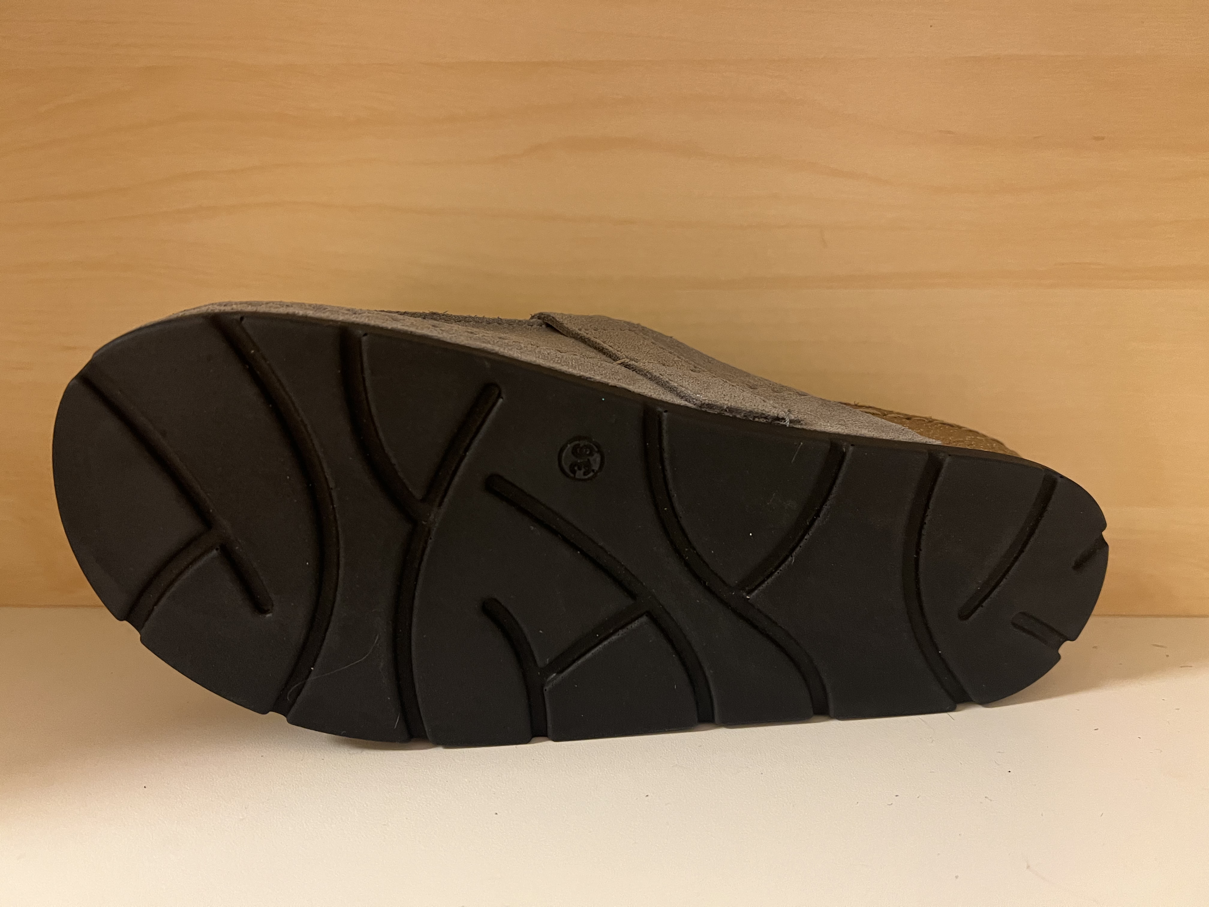 Scholl-Damtoffel med Memory Cushion innersula i skinn. Kardborrbandöver vristen. Ljusgrå nubuck-skinn. - 3