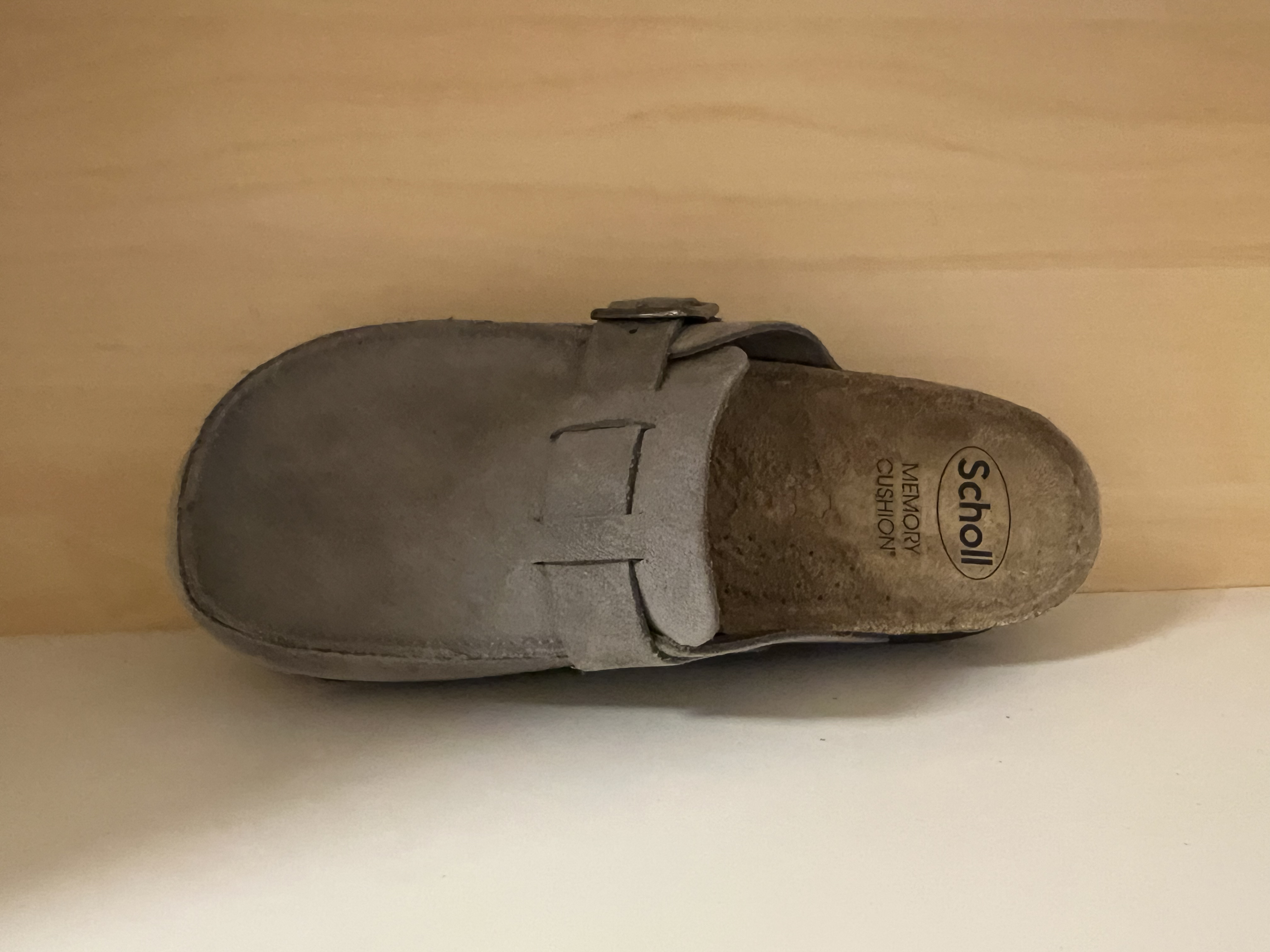Scholl-Damtoffel med Memory Cushion innersula i skinn. Kardborrbandöver vristen. Ljusgrå nubuck-skinn. - 2