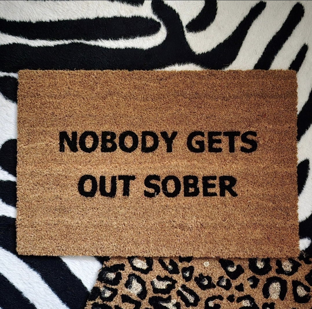 Dörrmatta 40x60 - Nobody Gets Out Sober