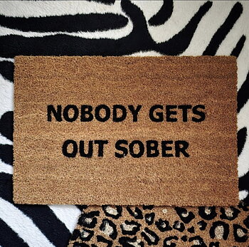 Dörrmatta 40x60 - Nobody Gets Out Sober