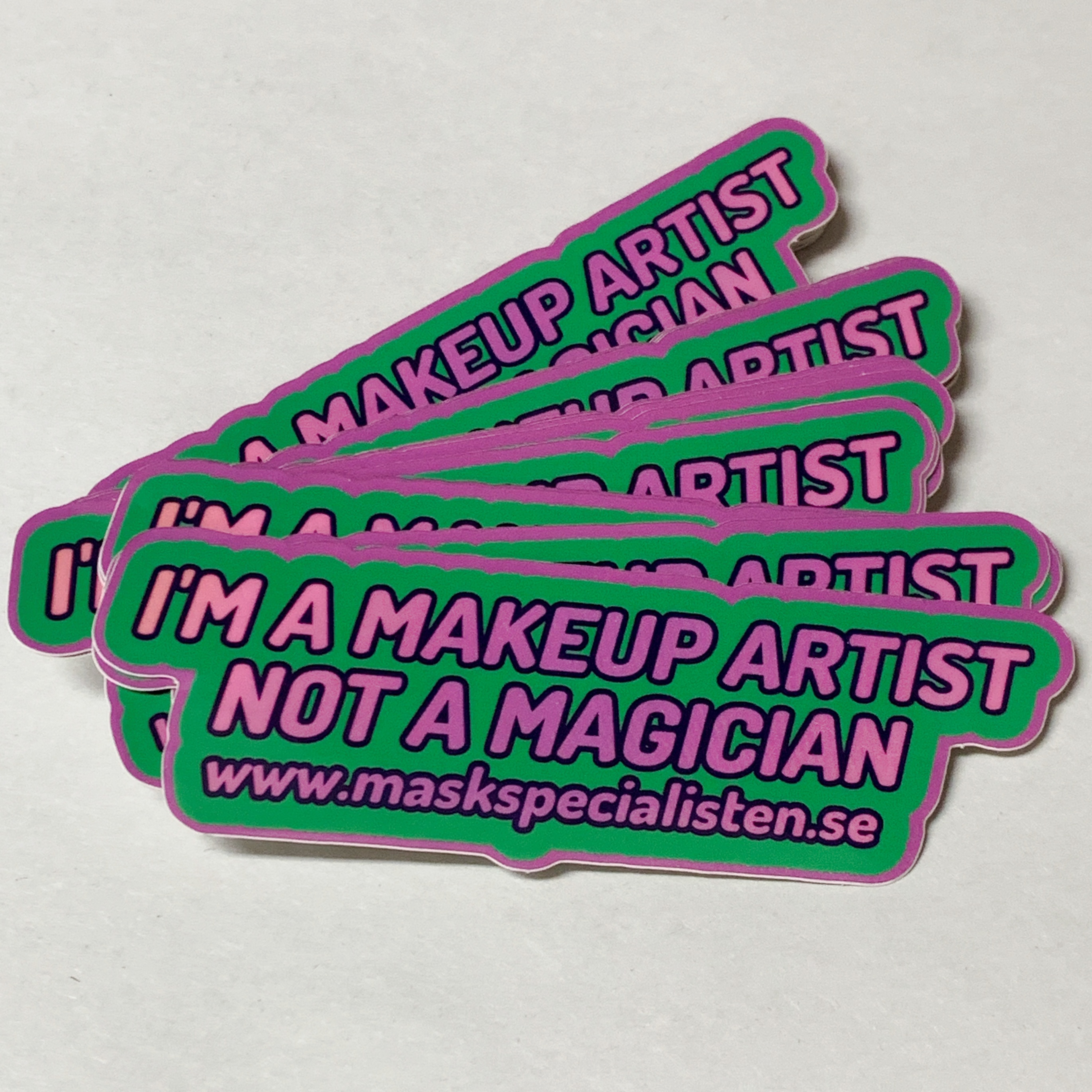 Klistermärke "I´m s makeup artist not a magician" Rosa/Grön