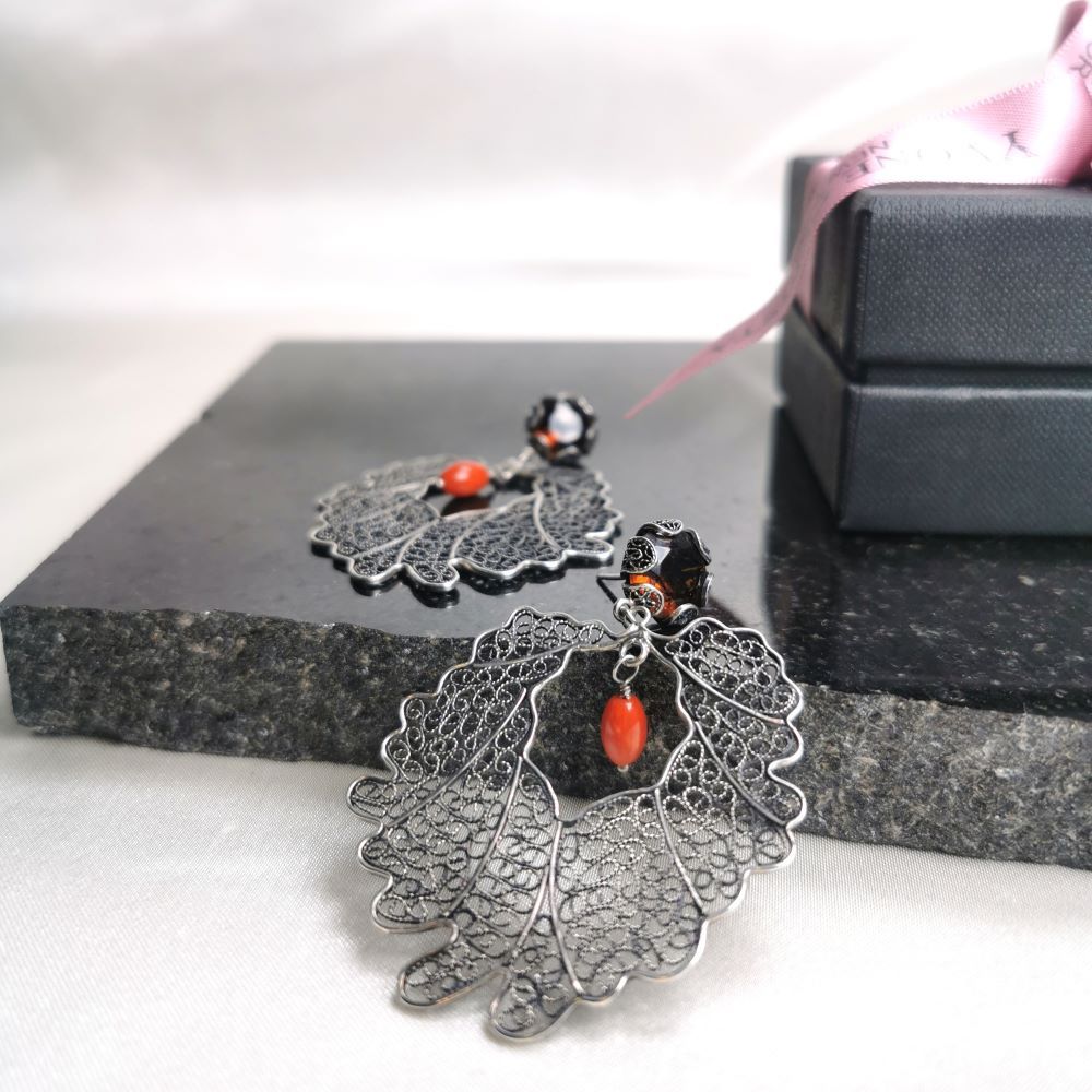 Yvone Christa Crown of Oak Tree Leaf Dark Coral örhänge 