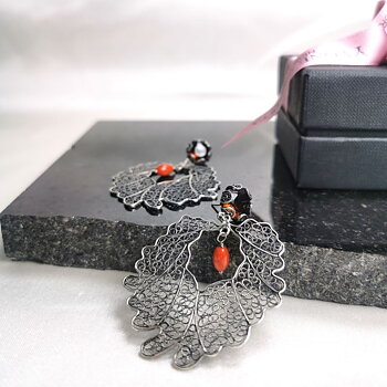 Yvone Christa Crown of Oak Tree Leaf Dark Coral örhänge 