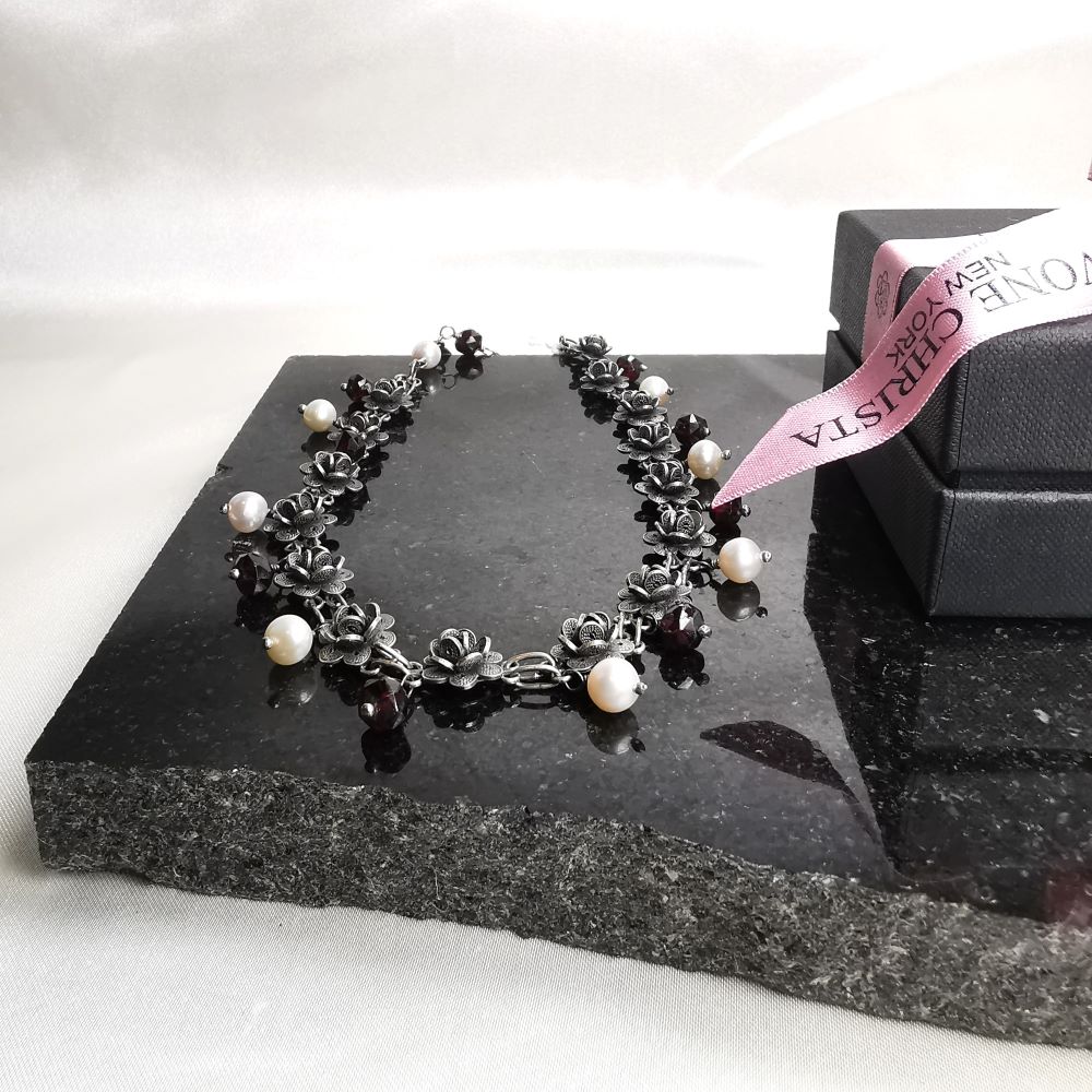 Yvone Christa Classic Rosebud chocker