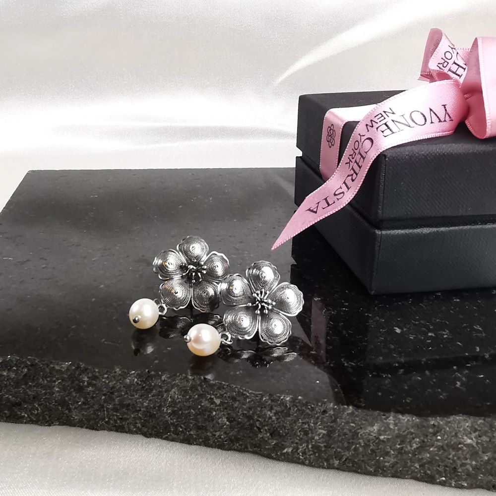Yvone Christa Anemone Drop Pearl örhänge
