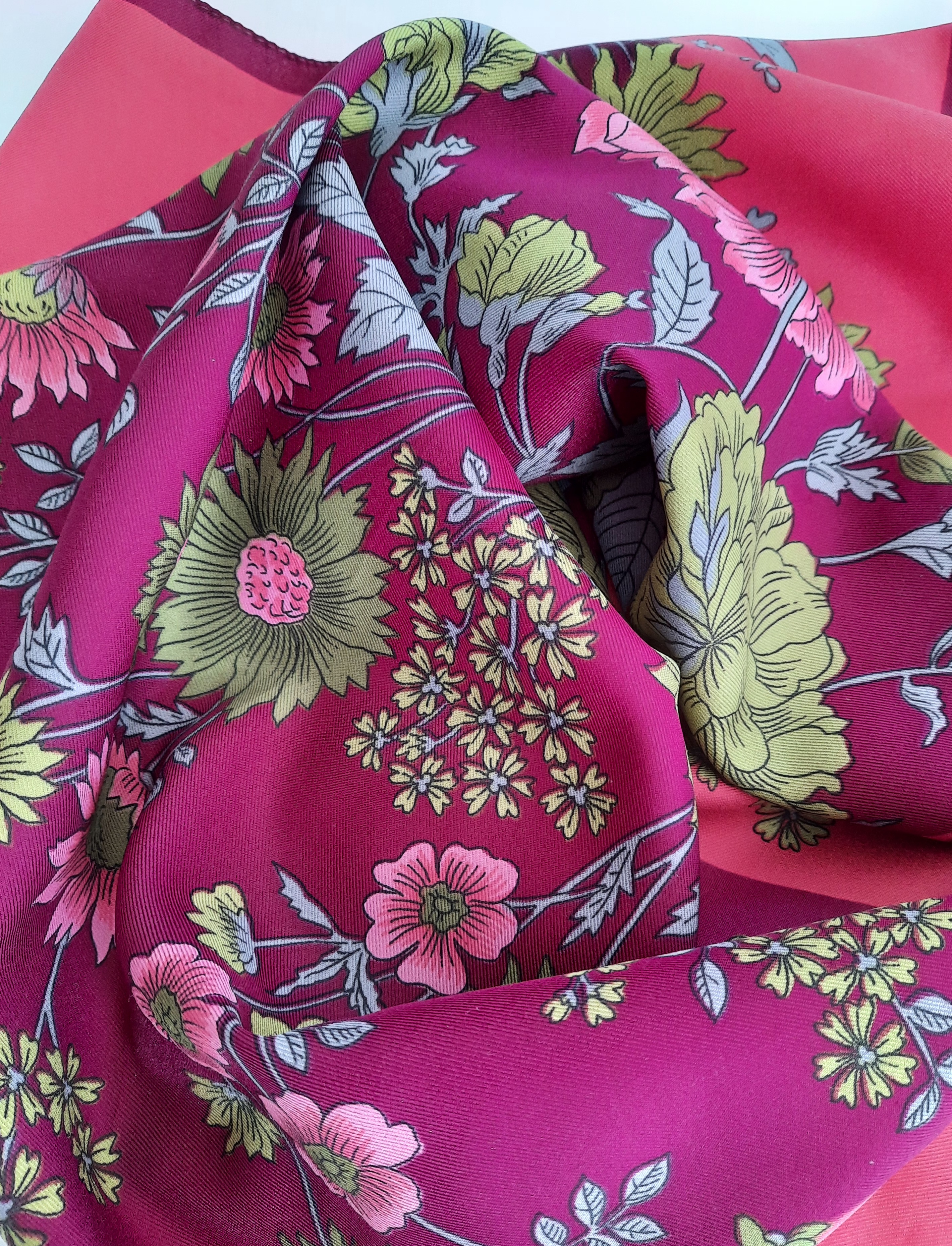 Vinröd scarf med blommor, Secondhand - 2