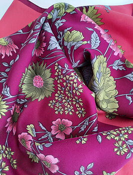 Vinröd scarf med blommor, Secondhand