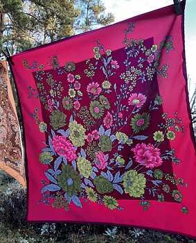 Vinröd scarf med blommor, Secondhand