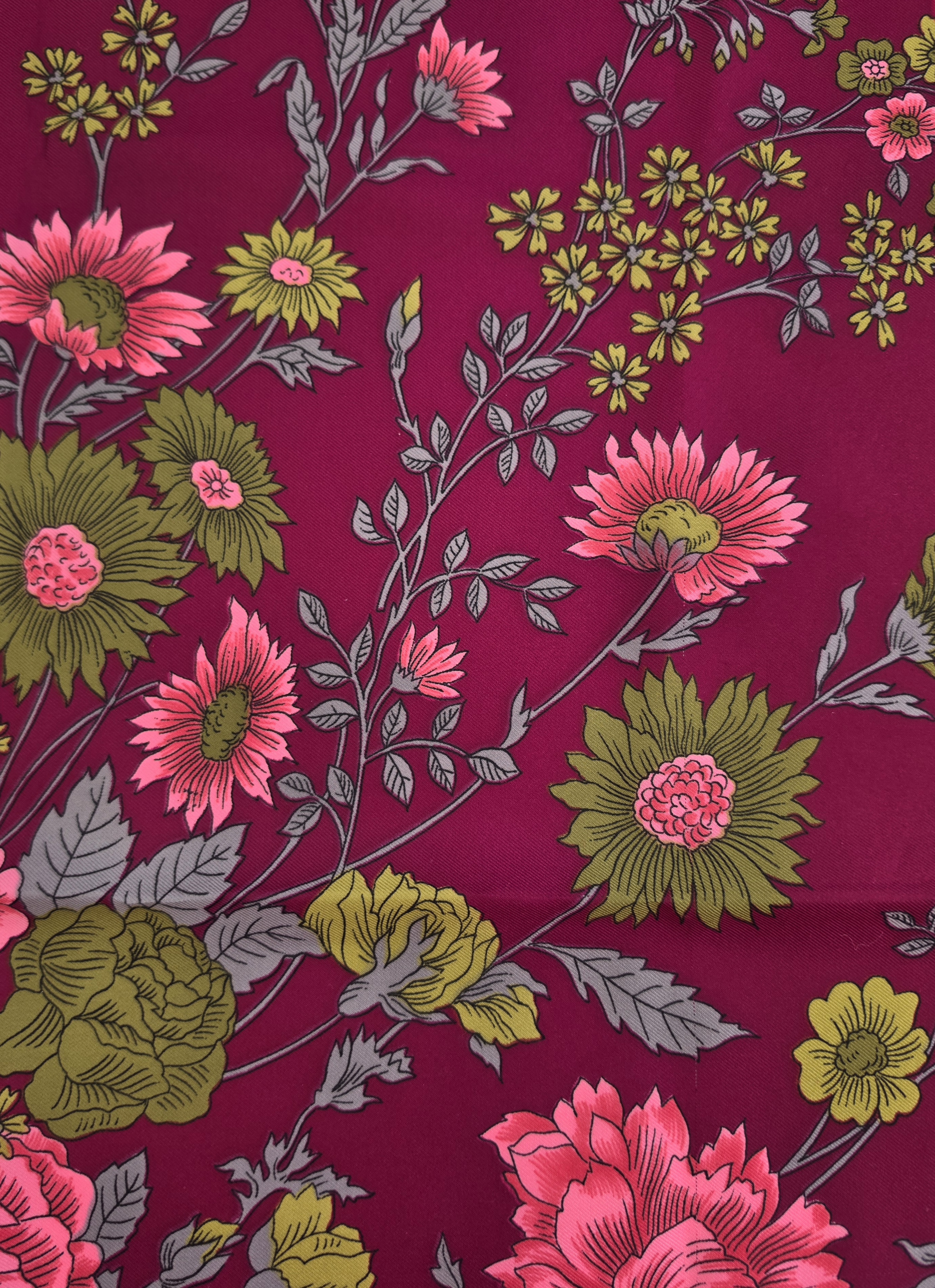 Vinröd scarf med blommor, Secondhand