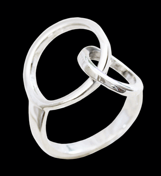 En mycket trendig ring i Äkta silver.