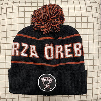 Stickad mössa - 14-3 Örebro [SVART]