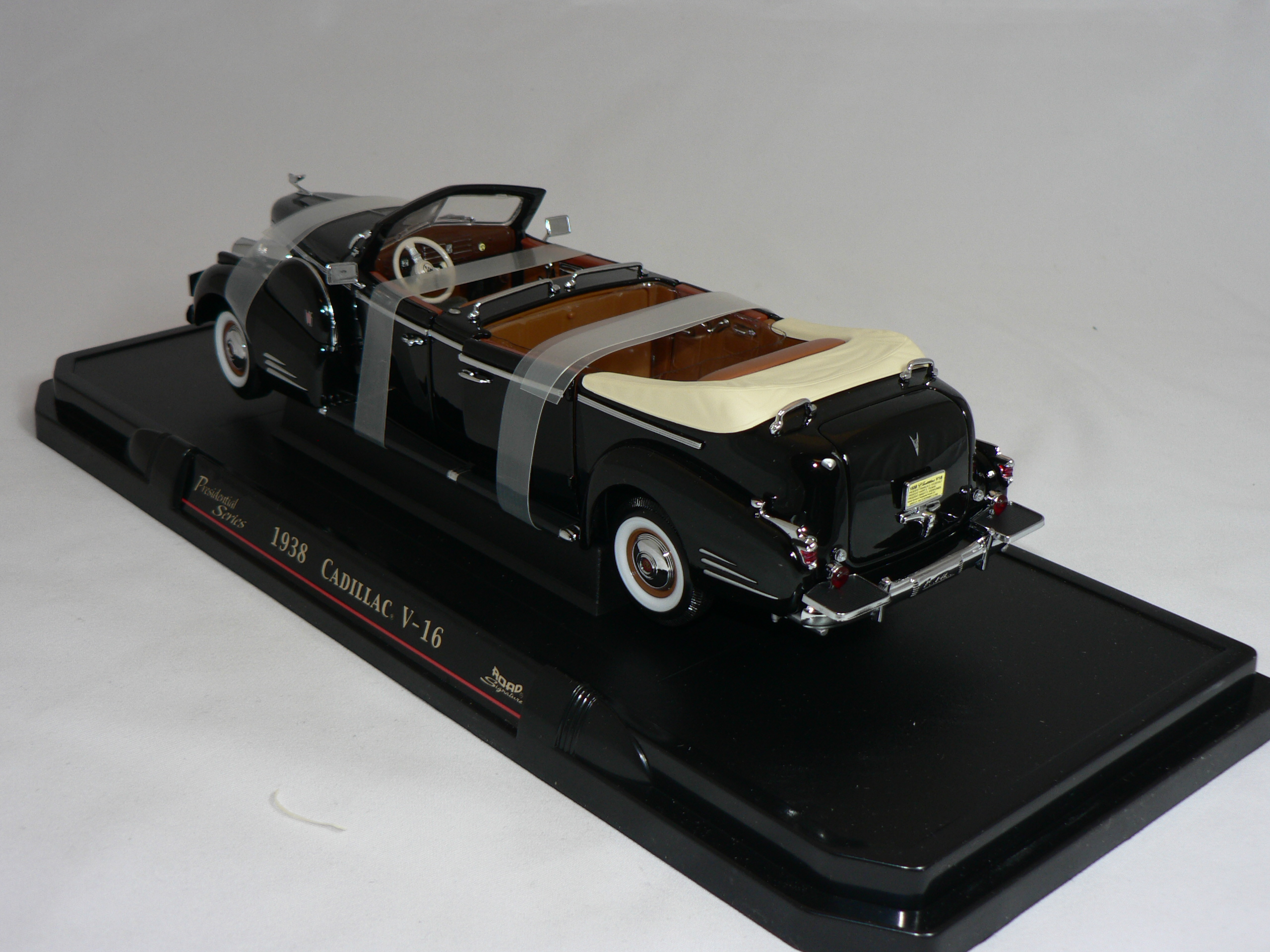 Cadillac V-16 1938  President Limo  1:24 Road  Signature - 2