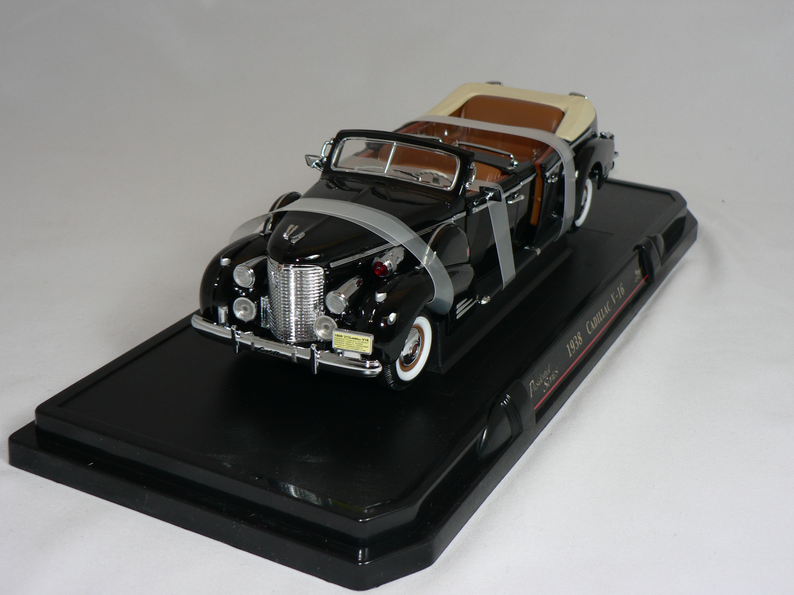 Cadillac V-16 1938  President Limo  1:24 Road  Signature