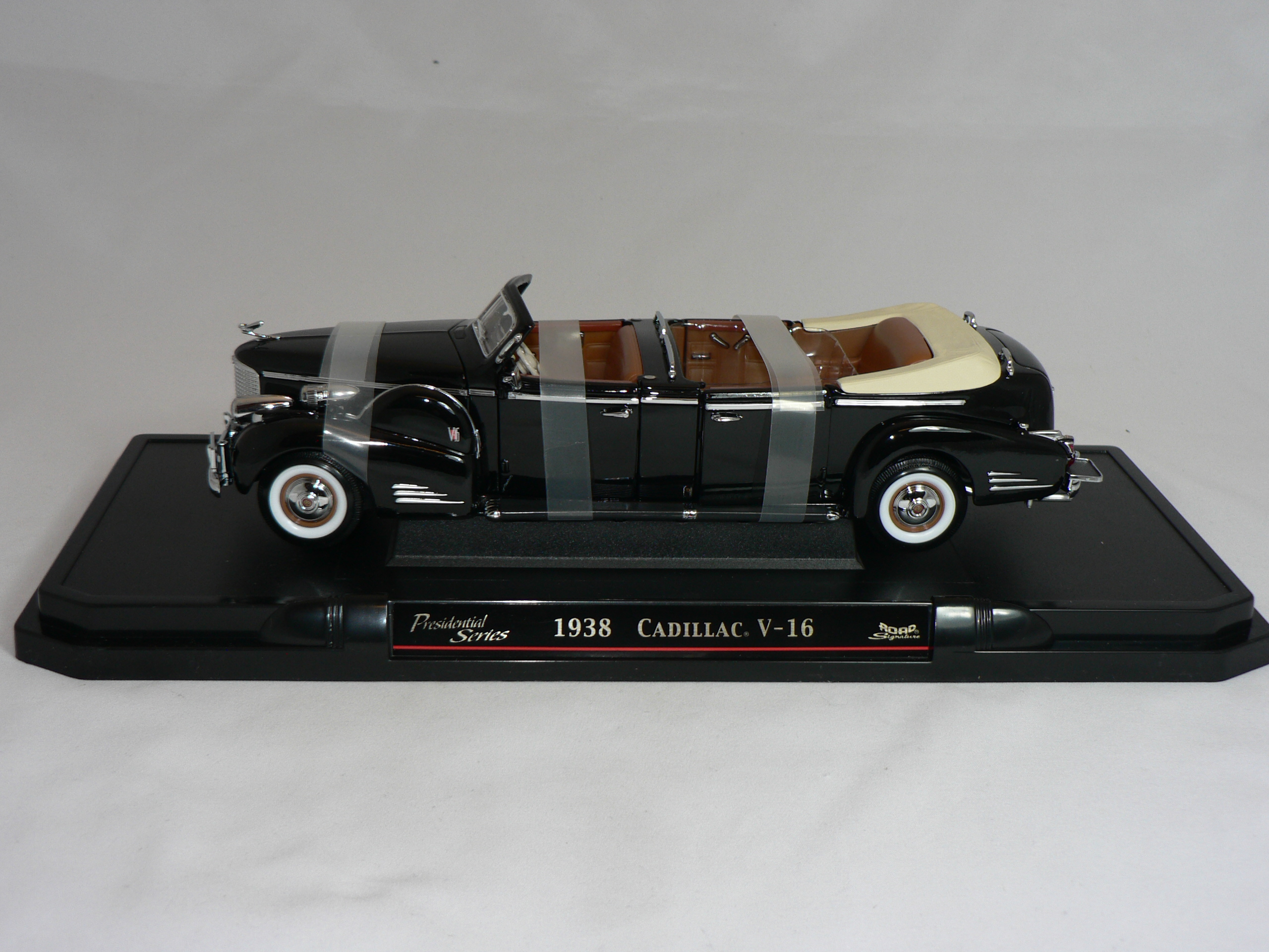 Cadillac V-16 1938  President Limo  1:24 Road  Signature - 3