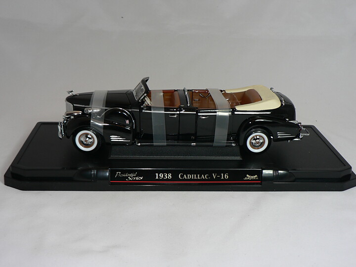 Cadillac V-16 1938  President Limo  1:24 Road  Signature