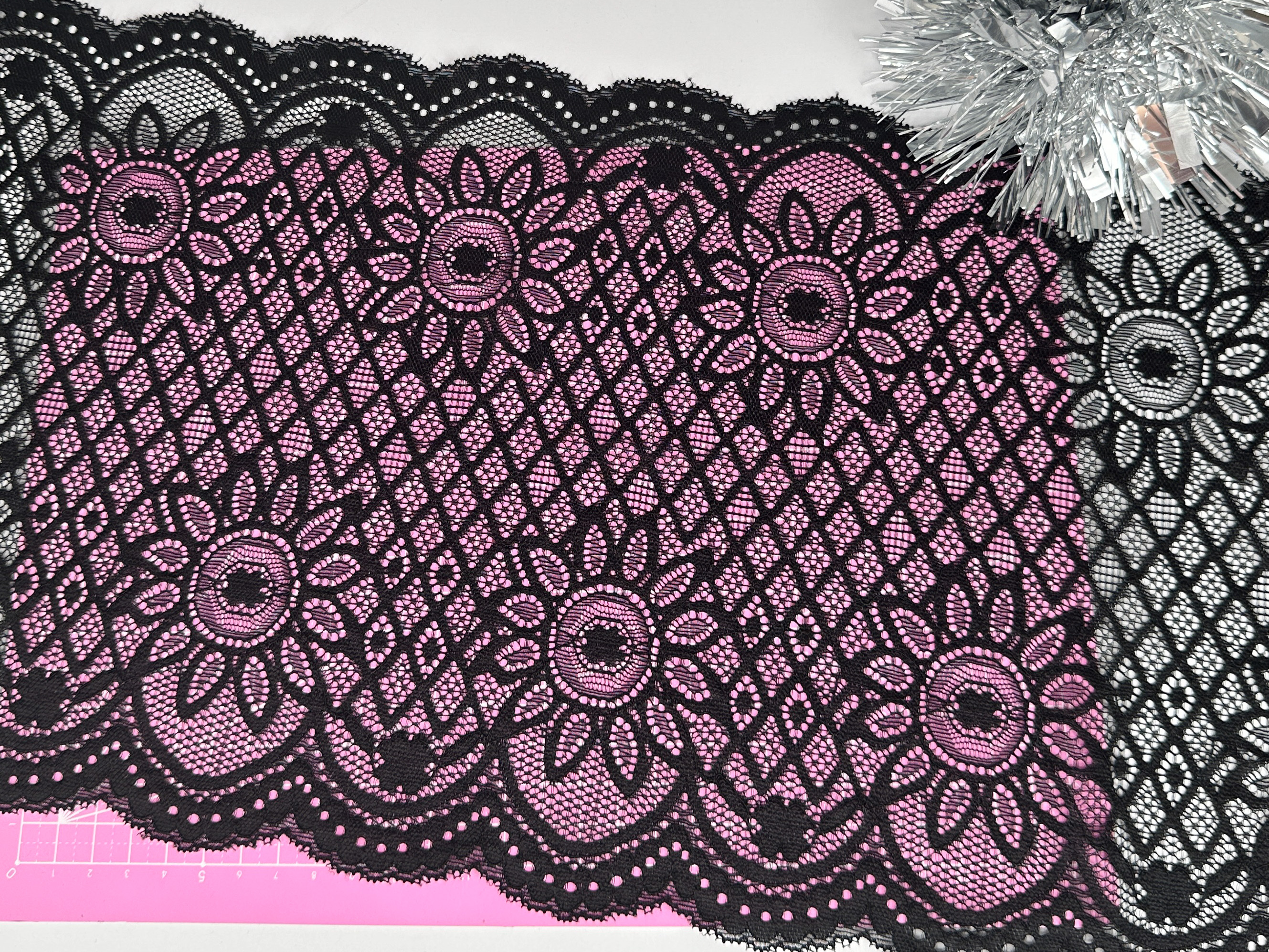 Black with large flowers - stretch lace 22 cm