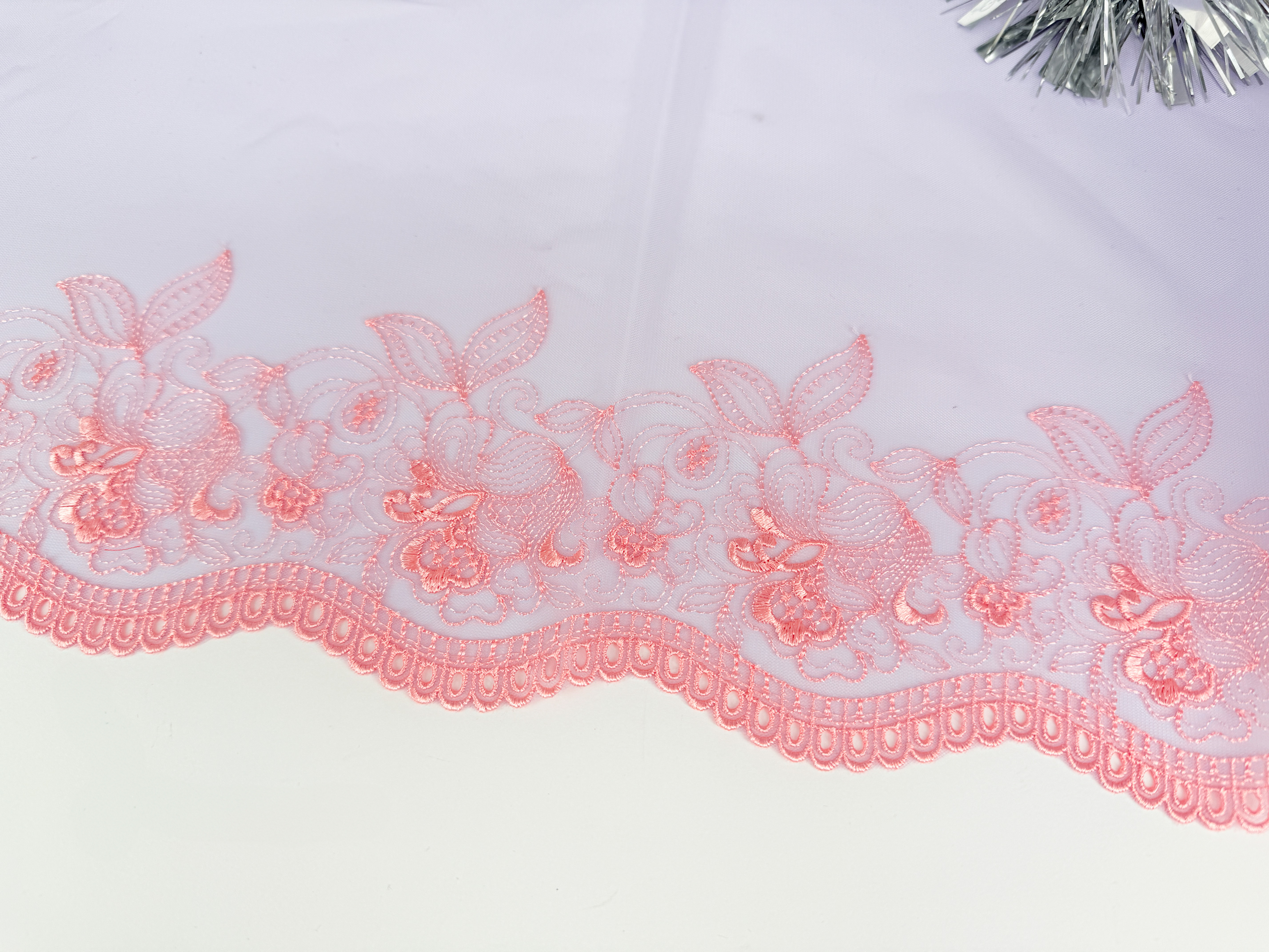 Lila stum spets med rosa detaljer - 22 cm