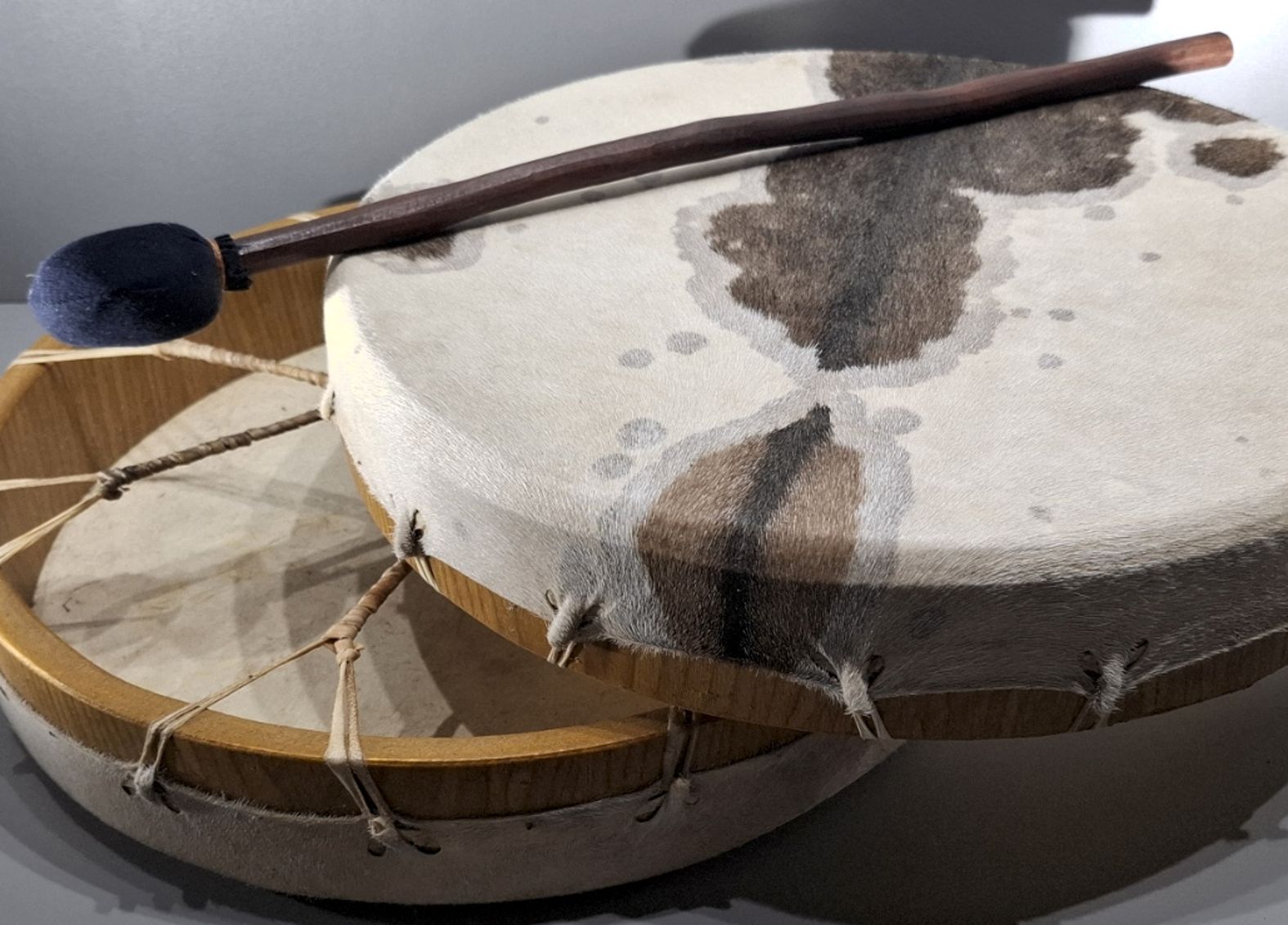 Rund Schamantrumma med Getskinn, Pälsklädd   - 40cm - 2