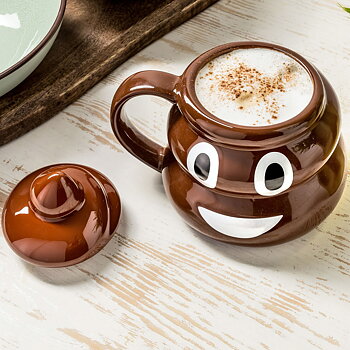 Poop-Emoji-Mugg fylld med kaffe och locket bredvid