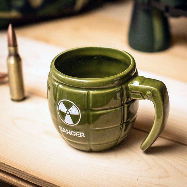 Granat-Mugg på bänkskiva med patron och kikare