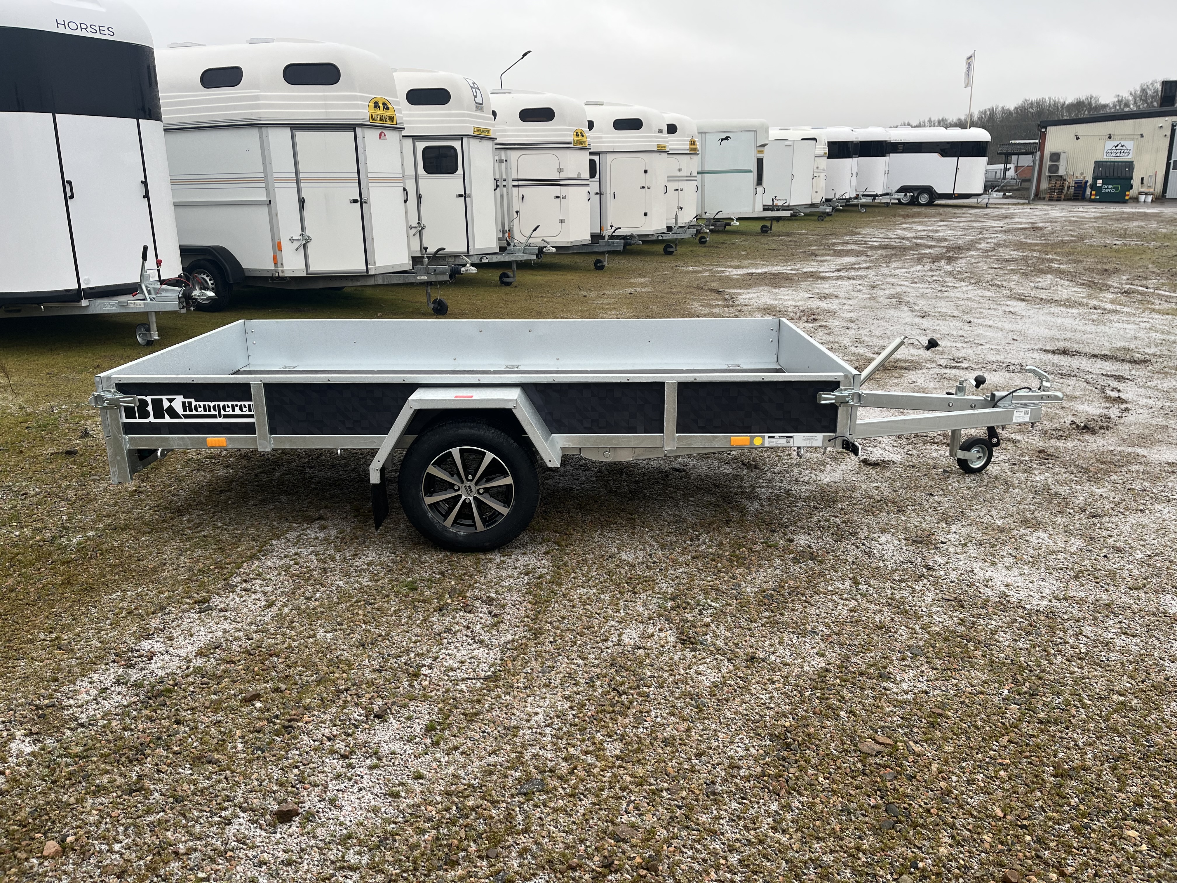 SLÄPVAGN :::  300 x 145 cm OBROMSAD - 750 kg - Från LAGER ::: RHR03M - 3