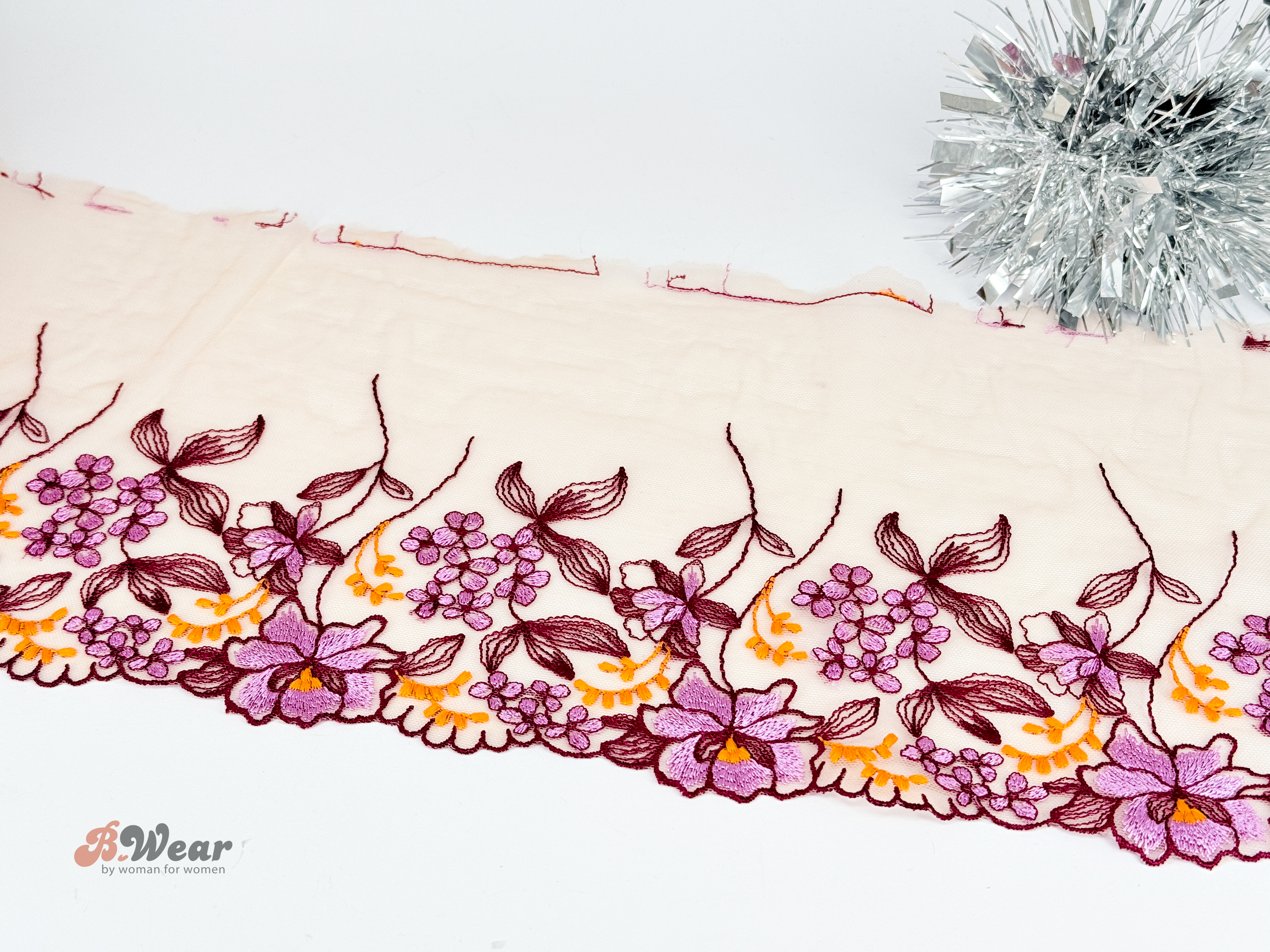 Beige tyll spets med lila  vackra blommor - 20 cm