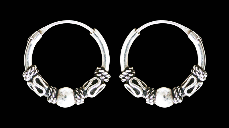 18 mm. Mönstrad öronring i Äkta silver.