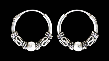 18 mm. Mönstrad öronring i Äkta silver.