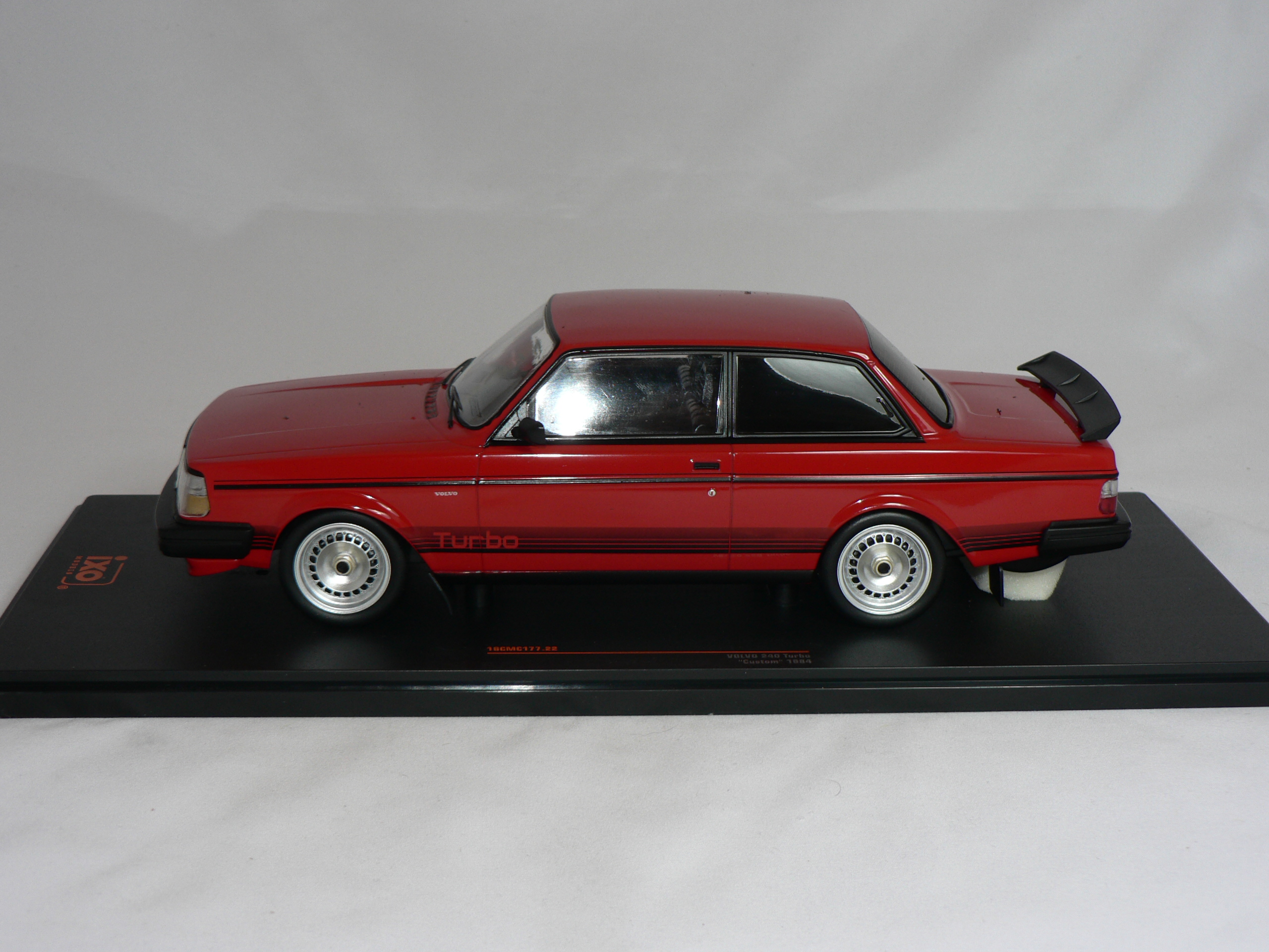 Volvo 240 Turbo  1987 Custom  1:18  IXO - 3