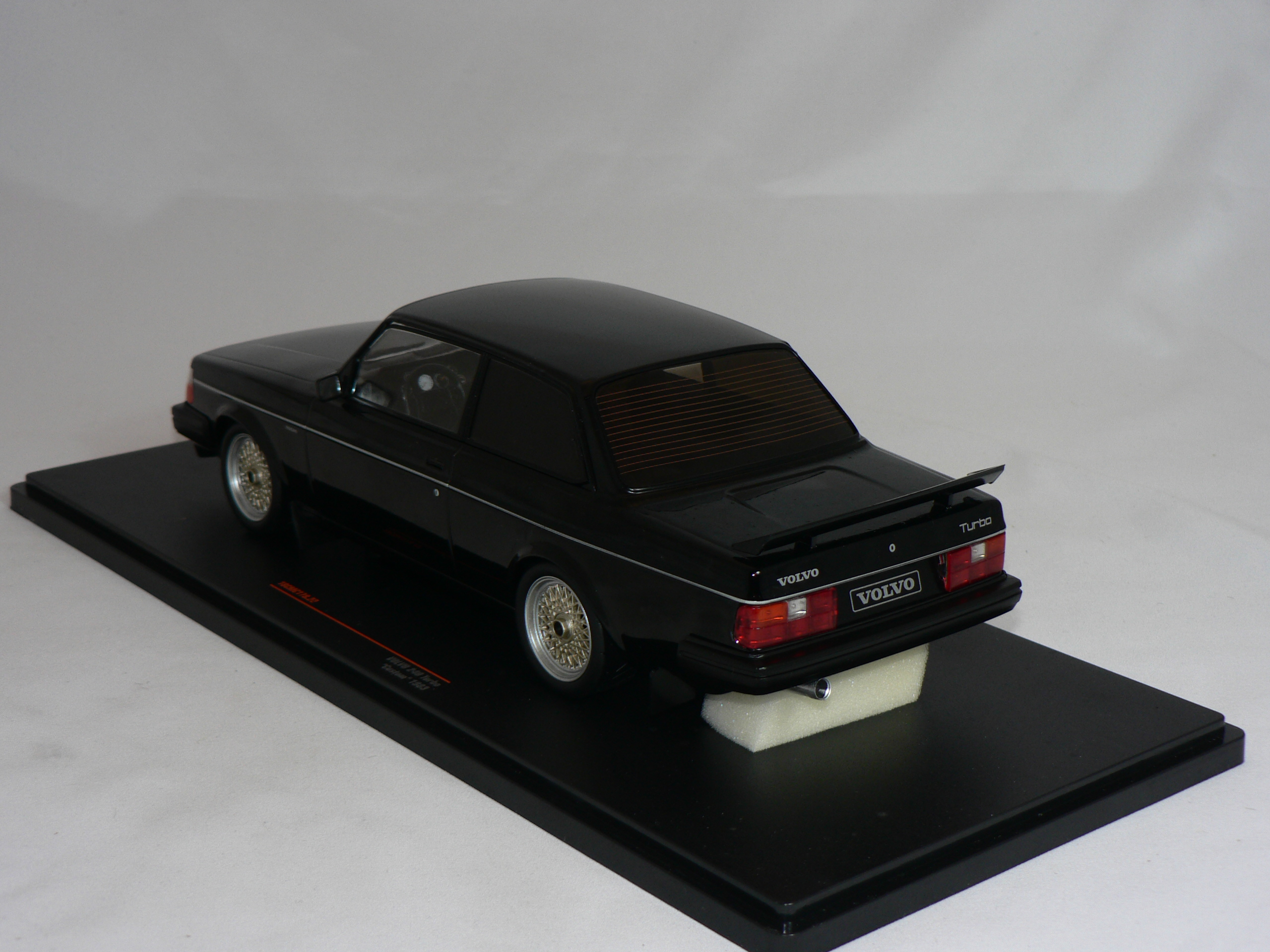 Volvo 240 Turbo  1988 Custom  1:18  IXO - 2
