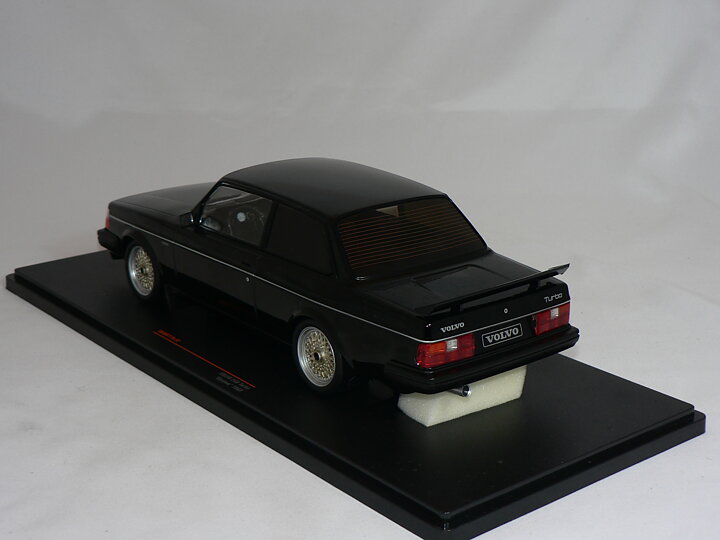 Volvo 240 Turbo  1988 Custom  1:18  IXO