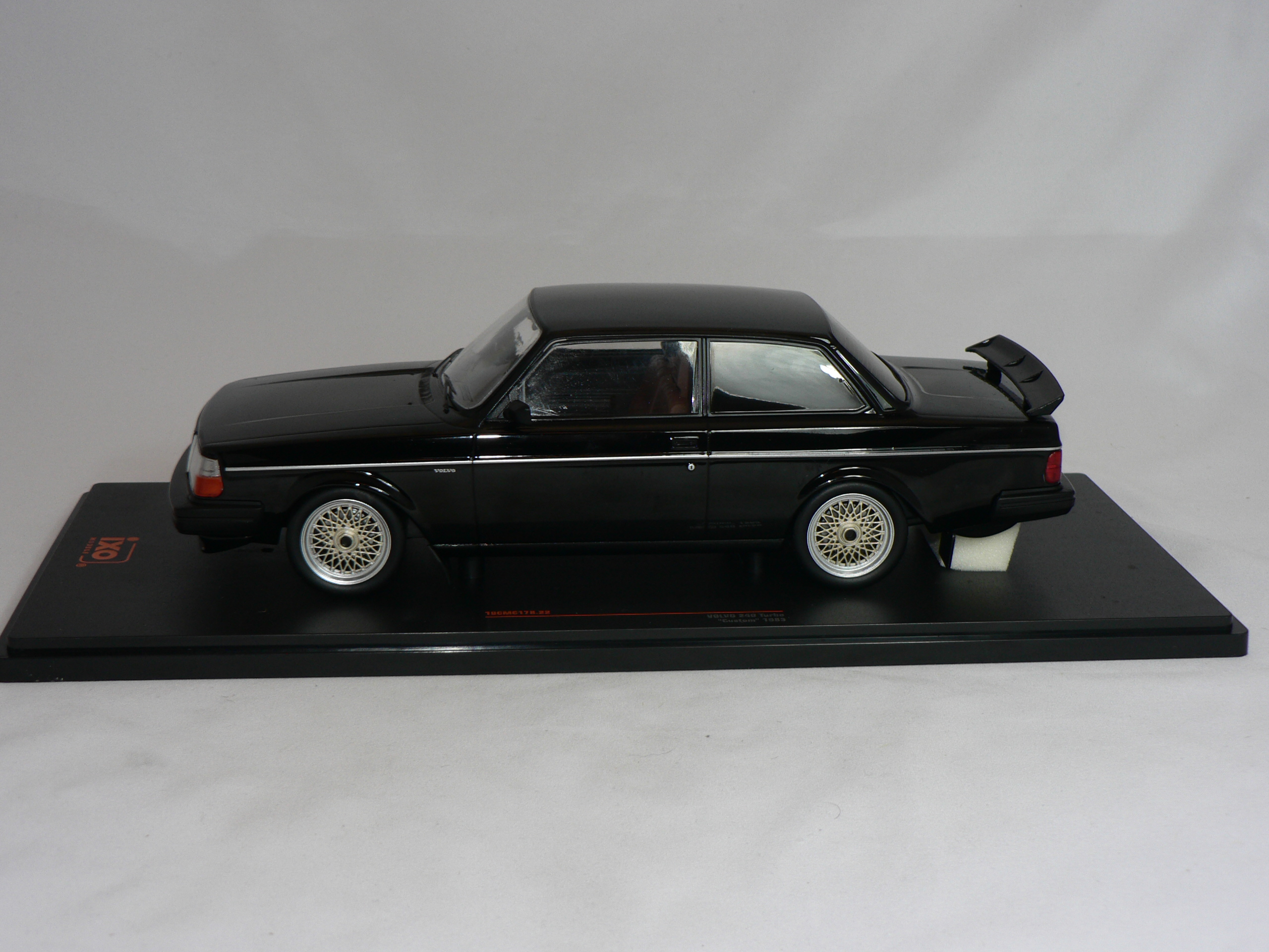 Volvo 240 Turbo  1988 Custom  1:18  IXO - 3