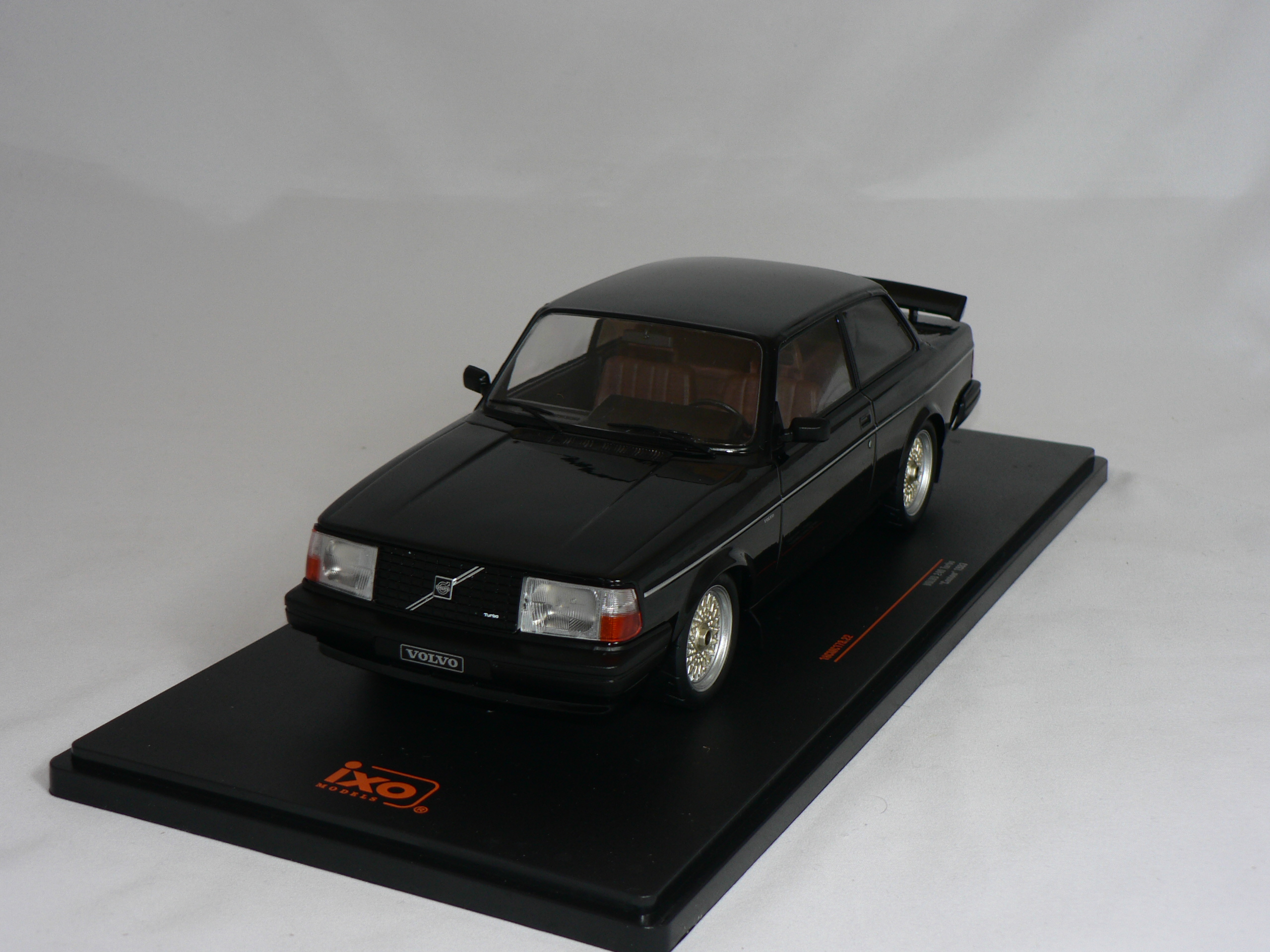 Volvo 240 Turbo  1988 Custom  1:18  IXO