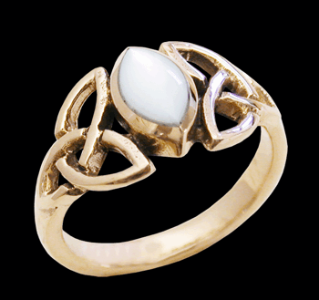 Keltisk ring i brons med Pärlemor.
