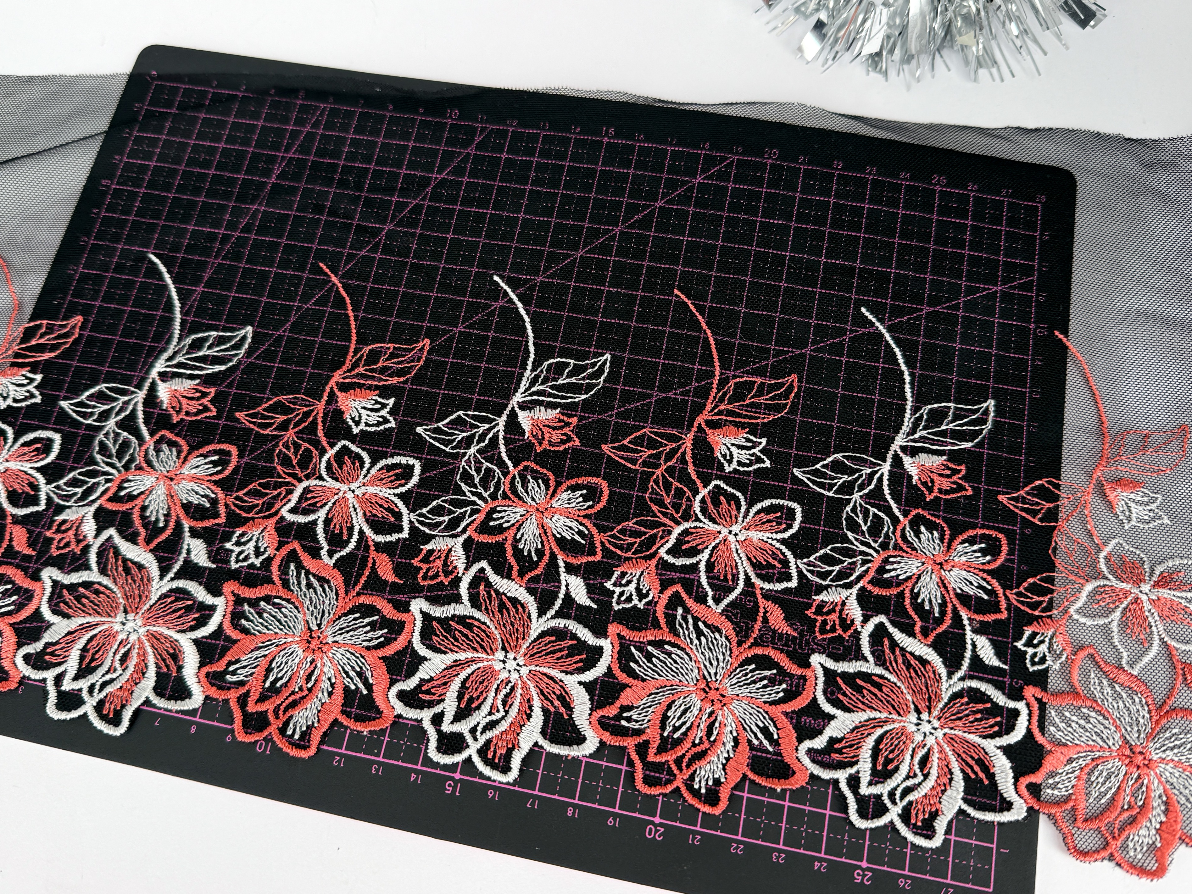 Non-stretch tyll lace in black with beautiful flowers- 21 cm - Right & Left